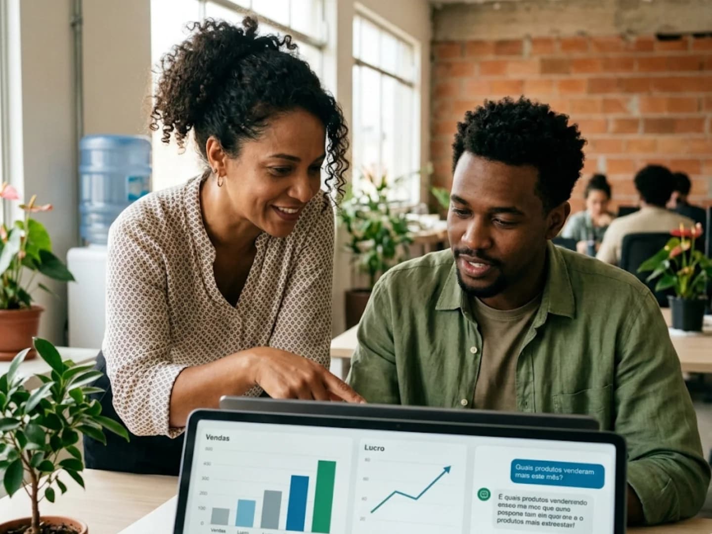 Empreendedores analisando dashboard com gráficos de vendas e lucro no notebook